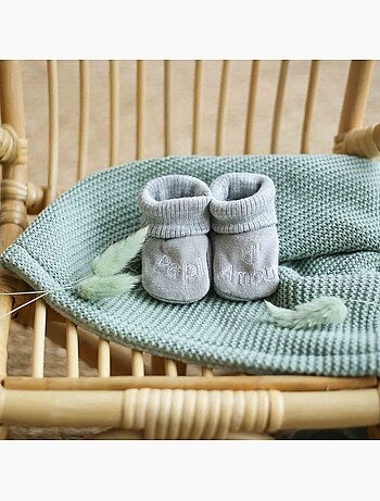 Zapatitos de bebé con bordado yayo de amor