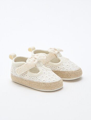 Zapatos con detalles bordados