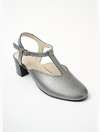 Zapatos de salón de piel con tacón cómodo.