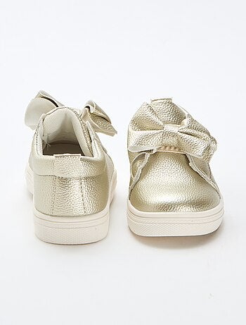 Zapatos dorados slip-on / sin cordones con lazos fantasía