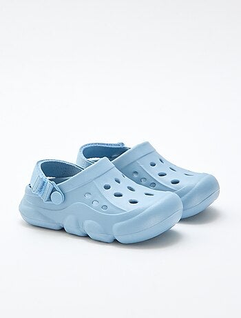 Zuecos cerrados de playa lisos