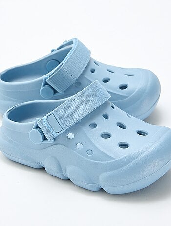 Zuecos cerrados de playa lisos