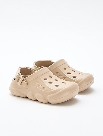 Zuecos cerrados de playa lisos