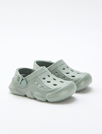 Zuecos cerrados de playa lisos