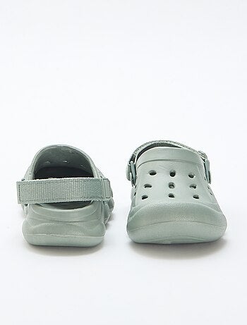 Zuecos cerrados de playa lisos